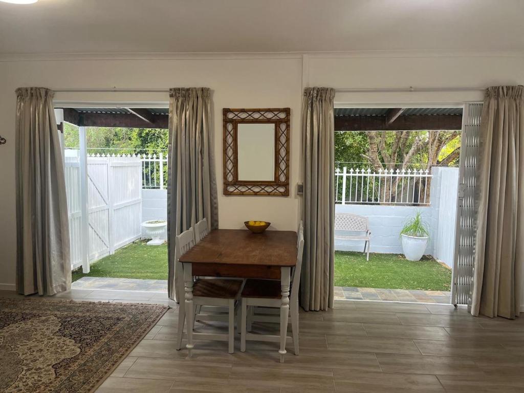 Κήπος έξω από το Mozart Close Durbanville- for people who needs space