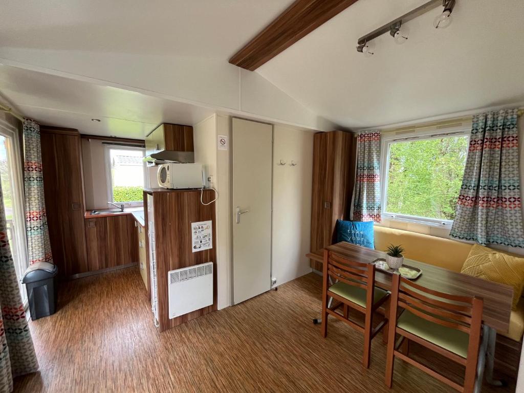 Kuchyň nebo kuchyňský kout v ubytování Camping de Saulieu