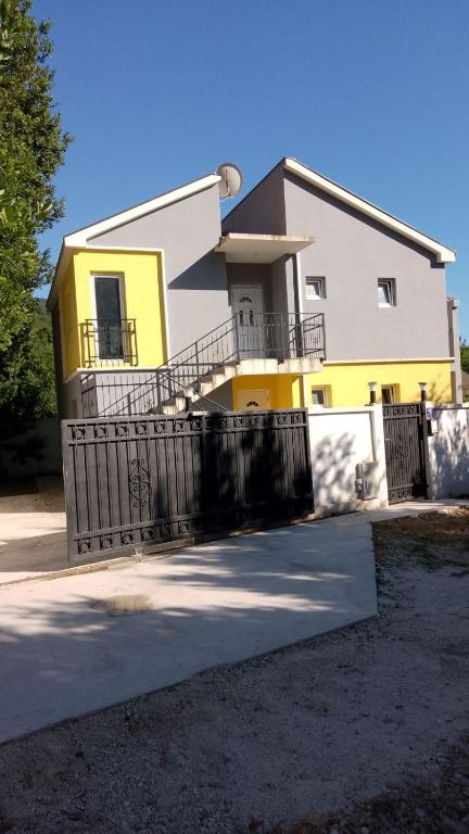 Budova, kde se vila nachází