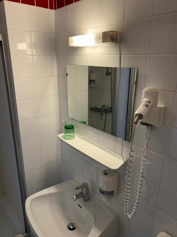 Koupelna v ubytování ''Am Limes'' Hotel