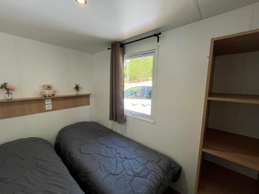 Postel nebo postele na pokoji v ubytování Camping du Lac de Saint-Pardoux