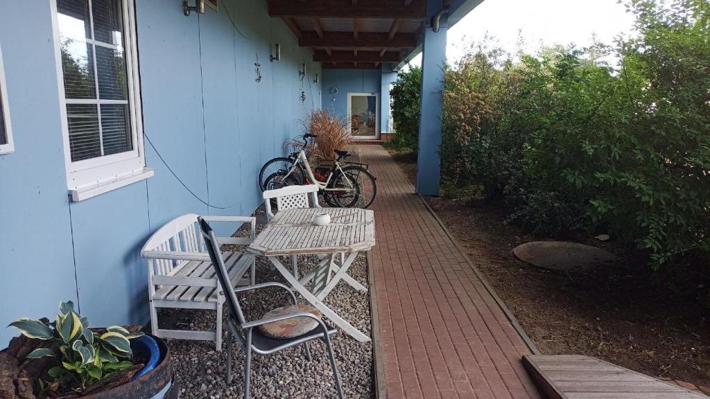 LütowにあるKleine Ferienwohnung mit Hundのパティオ(テーブル付)、家の隣に駐輪場