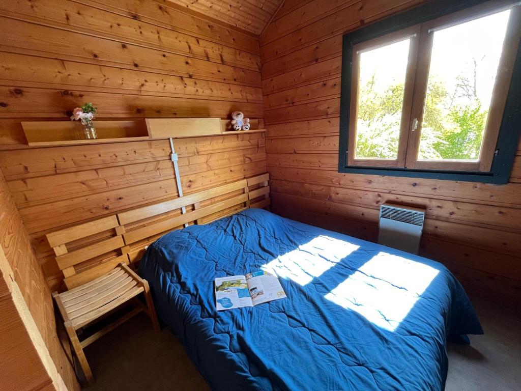 Postel nebo postele na pokoji v ubytování Camping du Lac de Saint-Pardoux