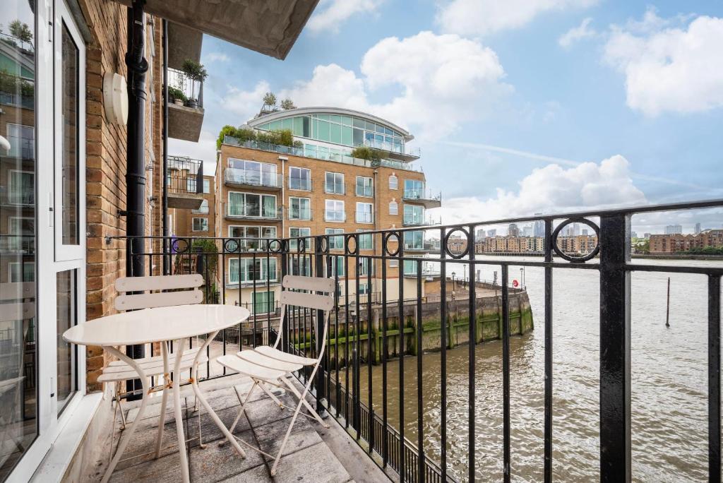 Image showcasing Wonderful 2BR Flat with River Views and Balcony, London (updated prices ...