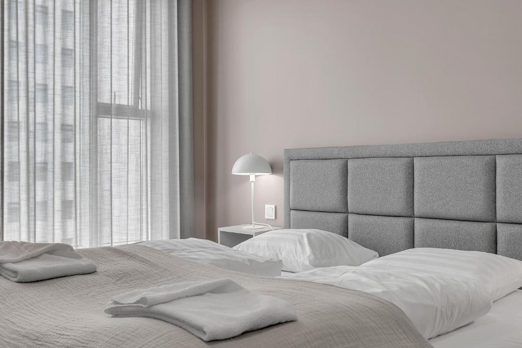 Postel nebo postele na pokoji v ubytování Sif Apartments by Heimaleiga