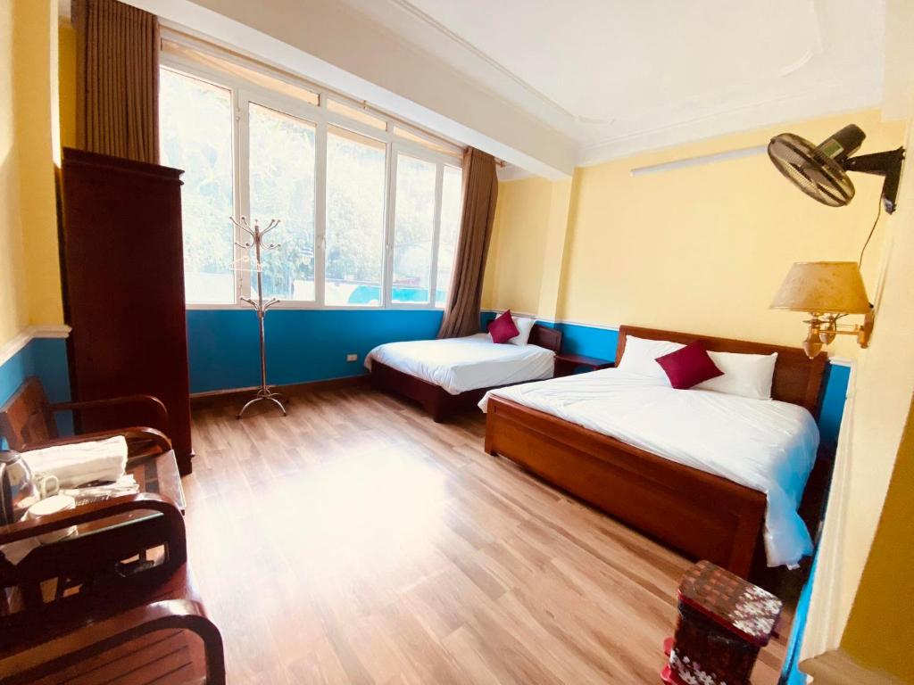 Postel nebo postele na pokoji v ubytování Khuyên Ngọc Hotel