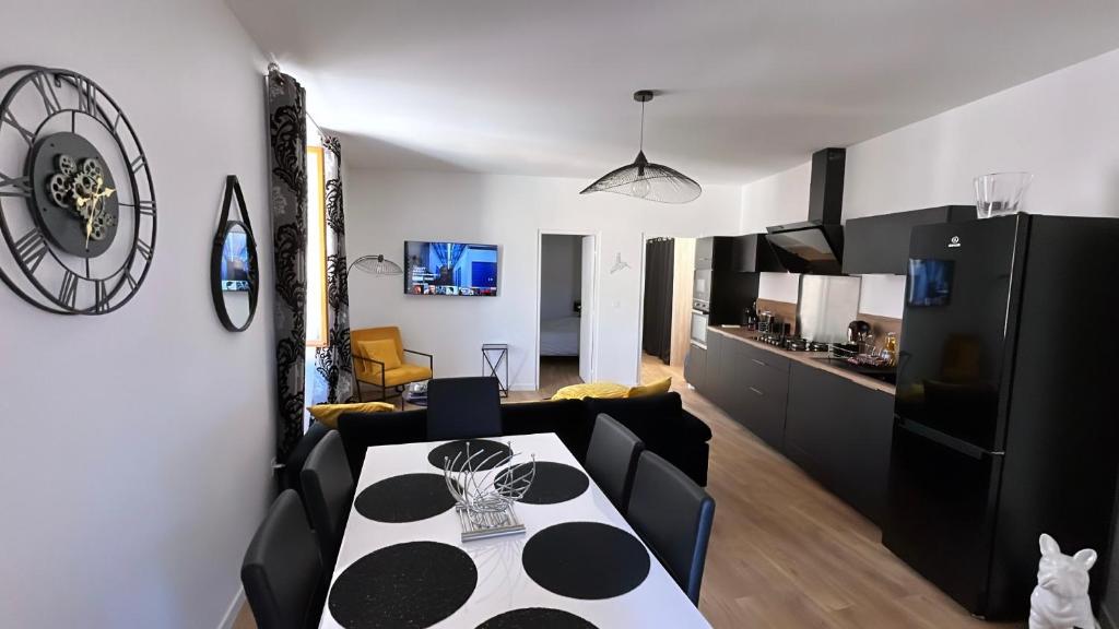 Μια τηλεόραση ή/και κέντρο ψυχαγωγίας στο Appartement T3 refait à neuf