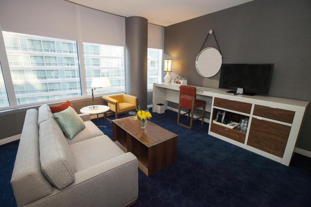 TV a/nebo společenská místnost v ubytování Kinzie Hotel