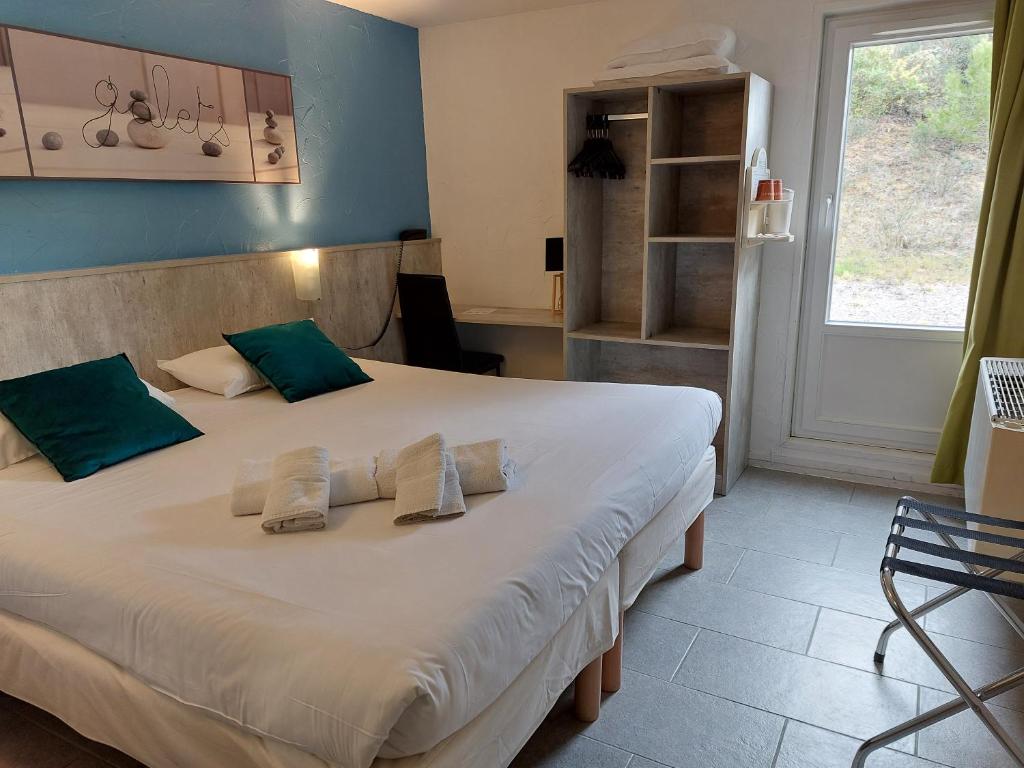 Postel nebo postele na pokoji v ubytování Brit Hotel Bosquet Carcassonne Cité