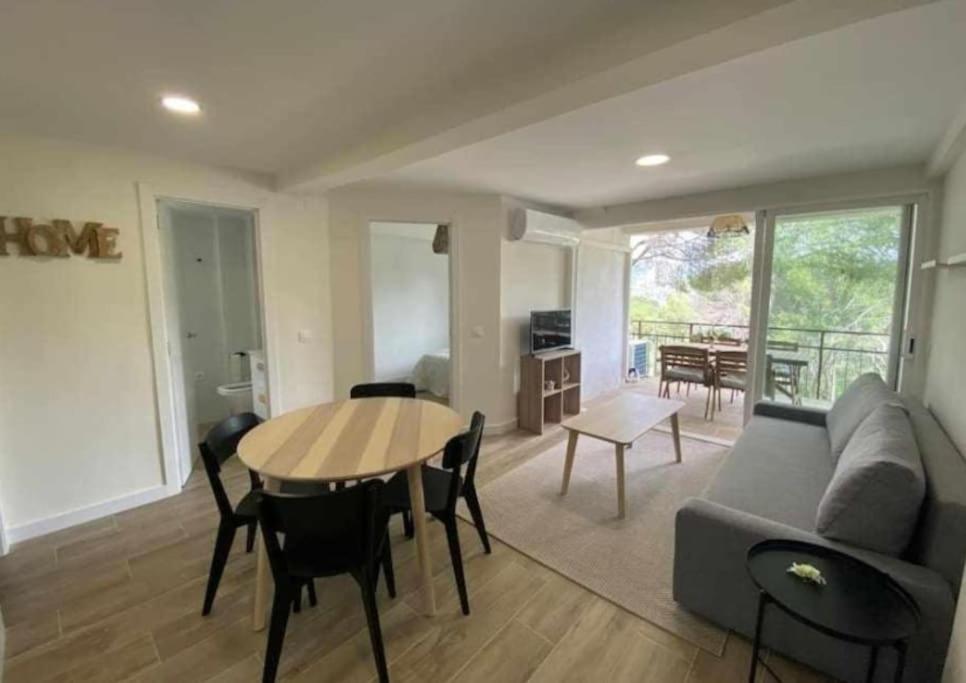 un salon avec un canapé et une table dans l'établissement Flat with lake views - Pantano San Juan - 21, à Madrid