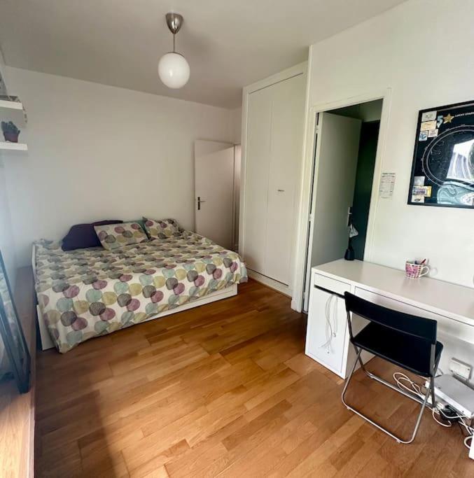 une chambre avec un lit et un bureau dans l'établissement Charmant studio, central, à Paris