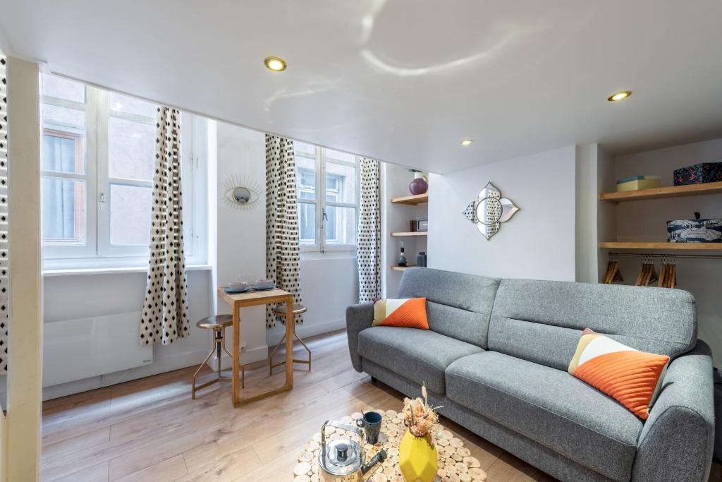 un salon avec un canapé et une table dans l'établissement Le Chérubin - Appt en pleins coeur de Lyon, à Lyon