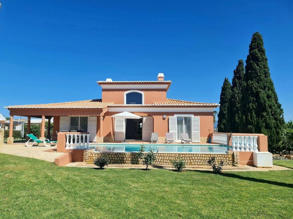 صورة لـ Ferienvilla mit Pool, Garten und Kinderspielplatz في أودياكسيري