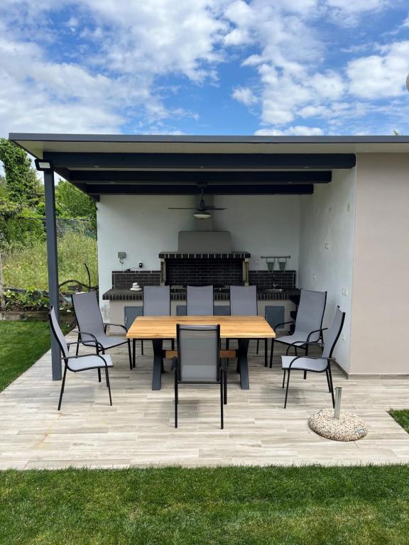 Patio nebo venkovní prostory v ubytování Κ & Μ House by the sea