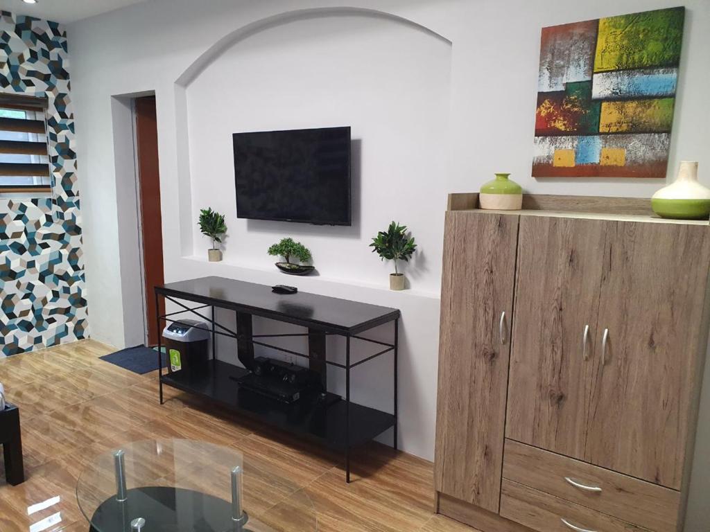 TV a/nebo společenská místnost v ubytování Avana Hills Tagaytay Villa