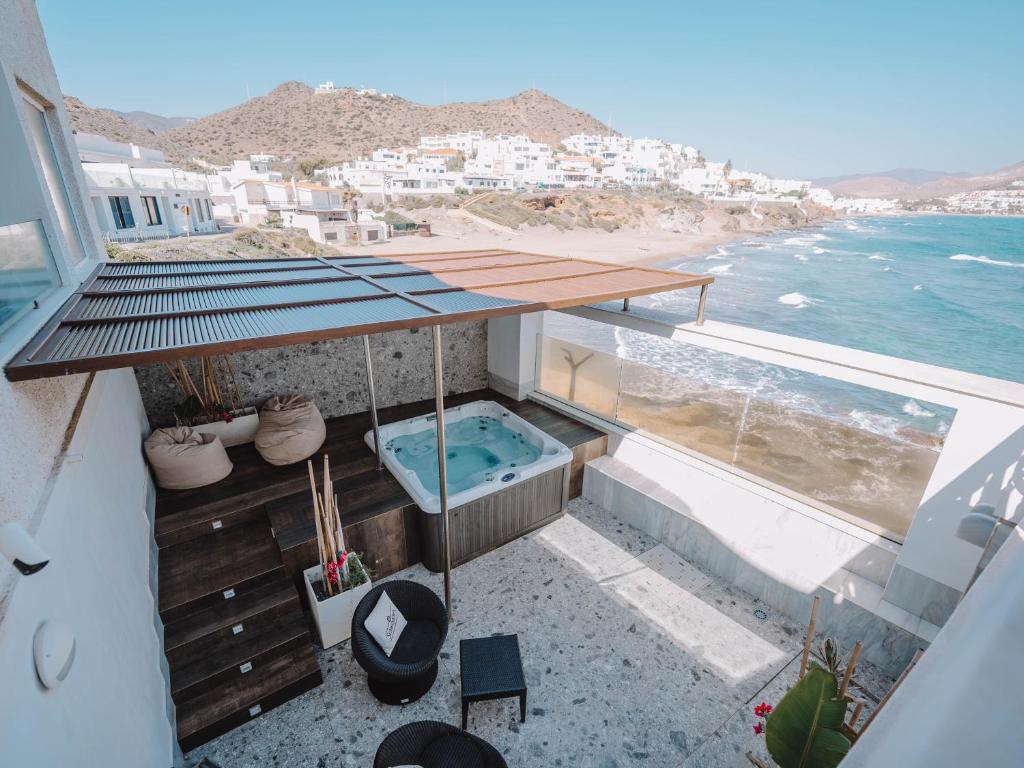 an overhead view of a hot tub on a balcony overlooking the ocean at Villa Singular in San José