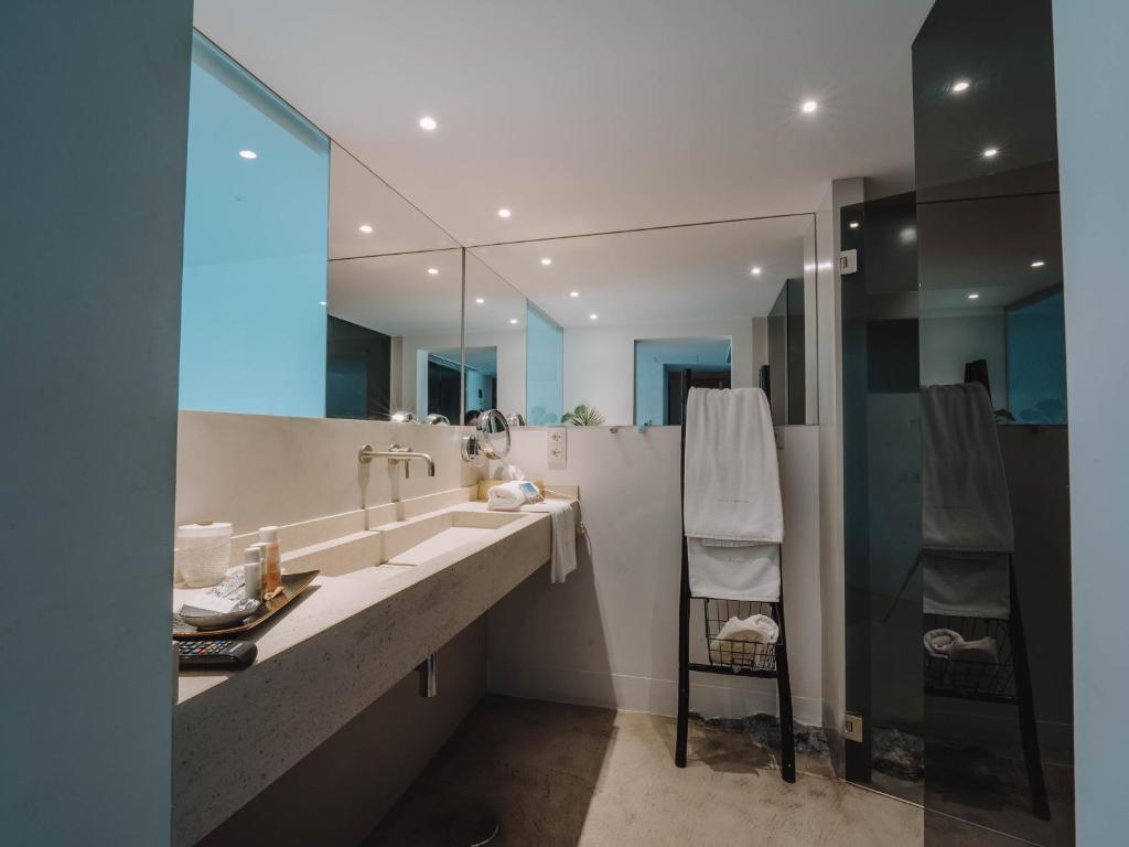 a bathroom with two sinks and a large mirror at Villa Singular in San José