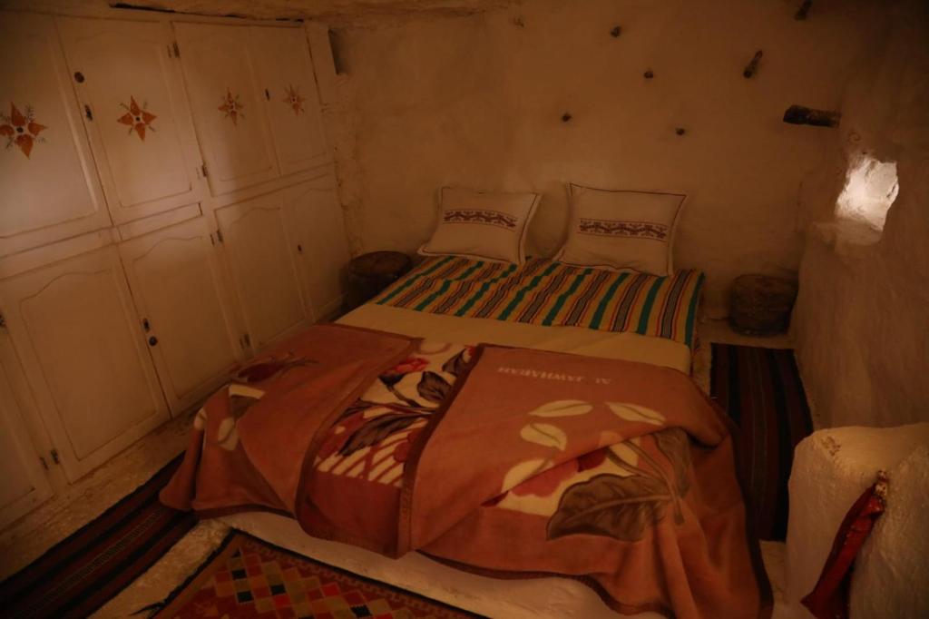 a small bedroom with a bed in a room at Gite Douiret in Ad Duwayrāt