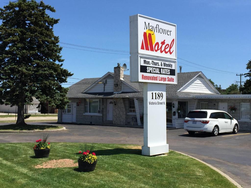 una señal para un motel frente a una casa en Mayflower Motel, en Kitchener