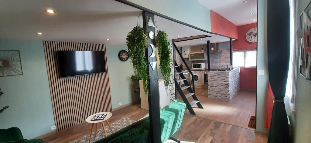 TV a/nebo společenská místnost v ubytování Maison 2 chambres