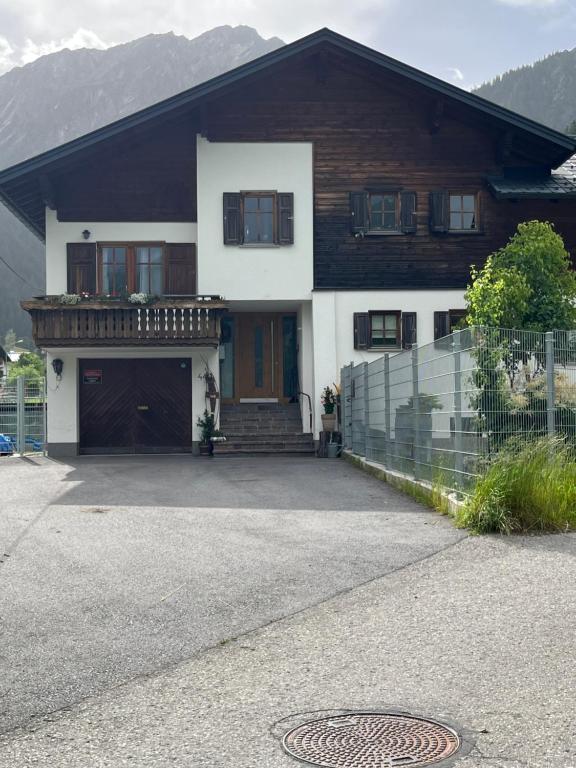 パーテネンにある4 Barga Blickの大きな私道が目の前にある家
