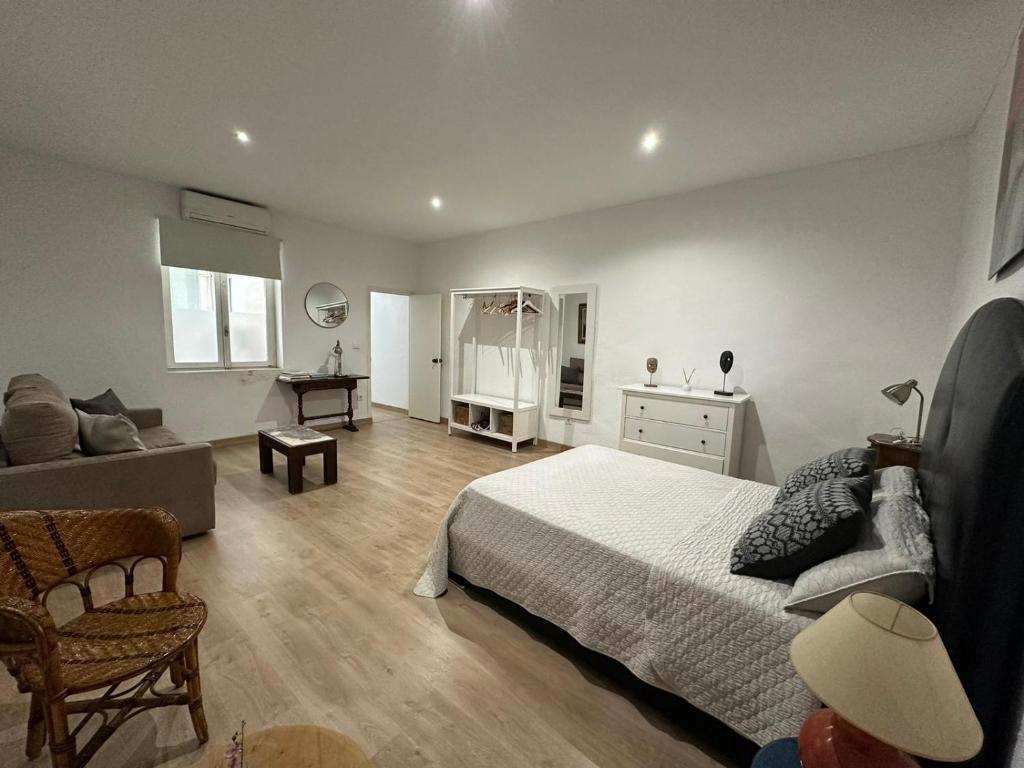 ein Schlafzimmer mit Bett und ein Wohnzimmer in der Unterkunft Calle Mayor GAM in Alicante