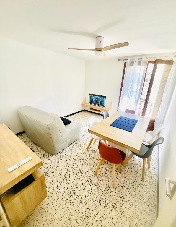 un salon avec un canapé et une table dans l'établissement Au Pied Des Remparts, à Avignon