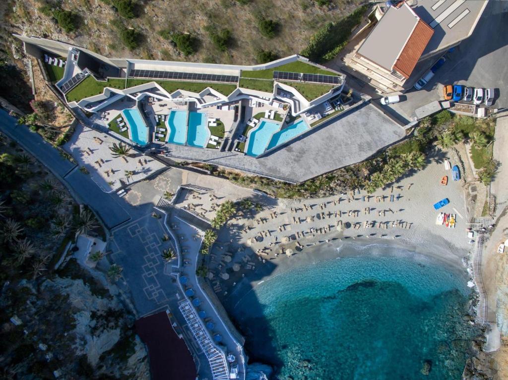widok z powietrza na ośrodek obok zbiornika wodnego w obiekcie Made By The Sea Villas 8 BDRM w mieście Ligaria