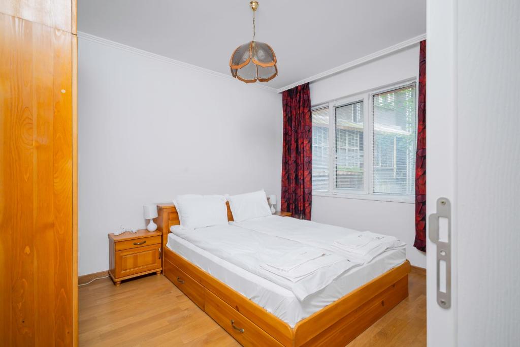 Postel nebo postele na pokoji v ubytování 1BD flat with Desk on Russian Monument Square by Flat Mаnager