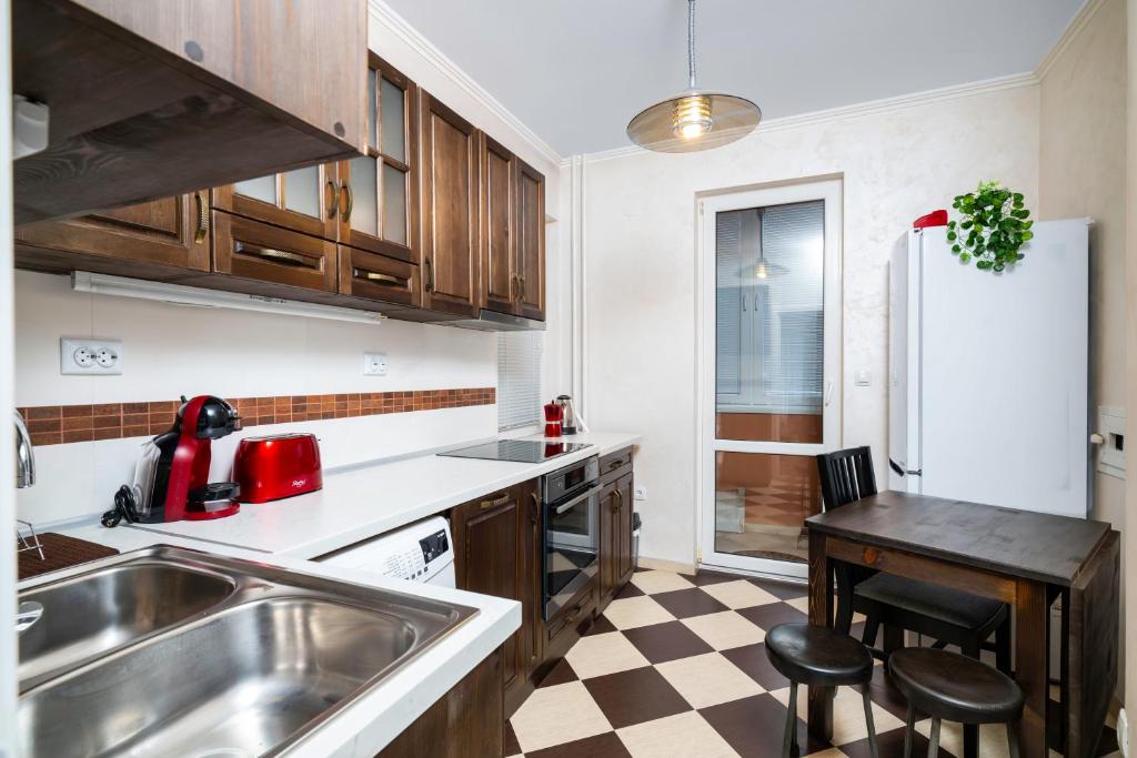 Kuchyň nebo kuchyňský kout v ubytování 1BD flat with Desk on Russian Monument Square by Flat Mаnager