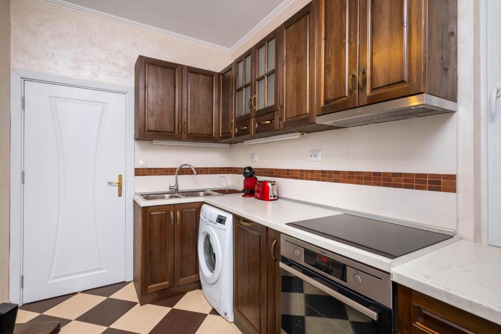 Kuchyň nebo kuchyňský kout v ubytování 1BD flat with Desk on Russian Monument Square by Flat Mаnager