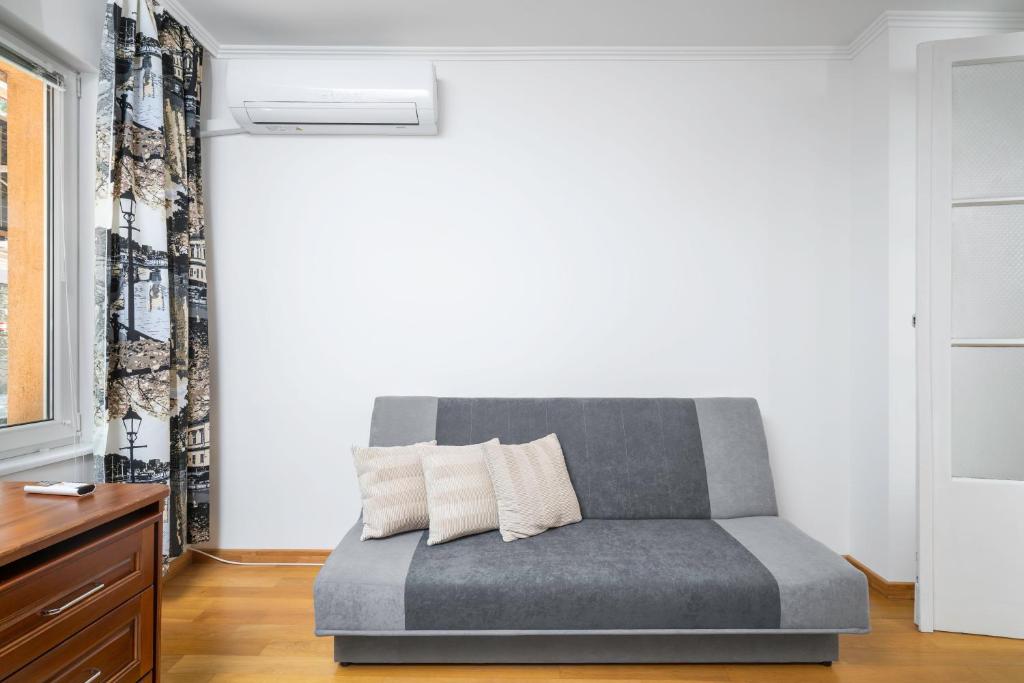 Posezení v ubytování 1BD flat with Desk on Russian Monument Square by Flat Mаnager