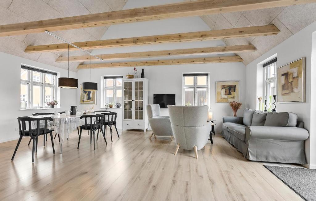 スケーエンにある4 Bedroom Cozy Home In Skagenのソファとテーブルのあるリビングルーム