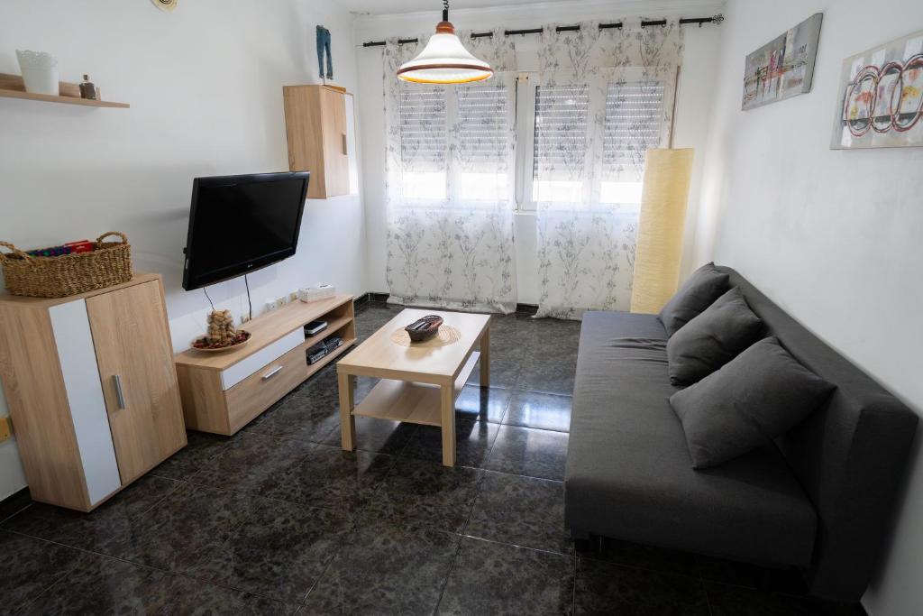 Televízia a/alebo spoločenská miestnosť v ubytovaní Playa Burrero