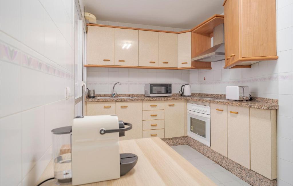 Kuchyňa alebo kuchynka v ubytovaní 4 Bedroom Cozy Apartment In Málaga