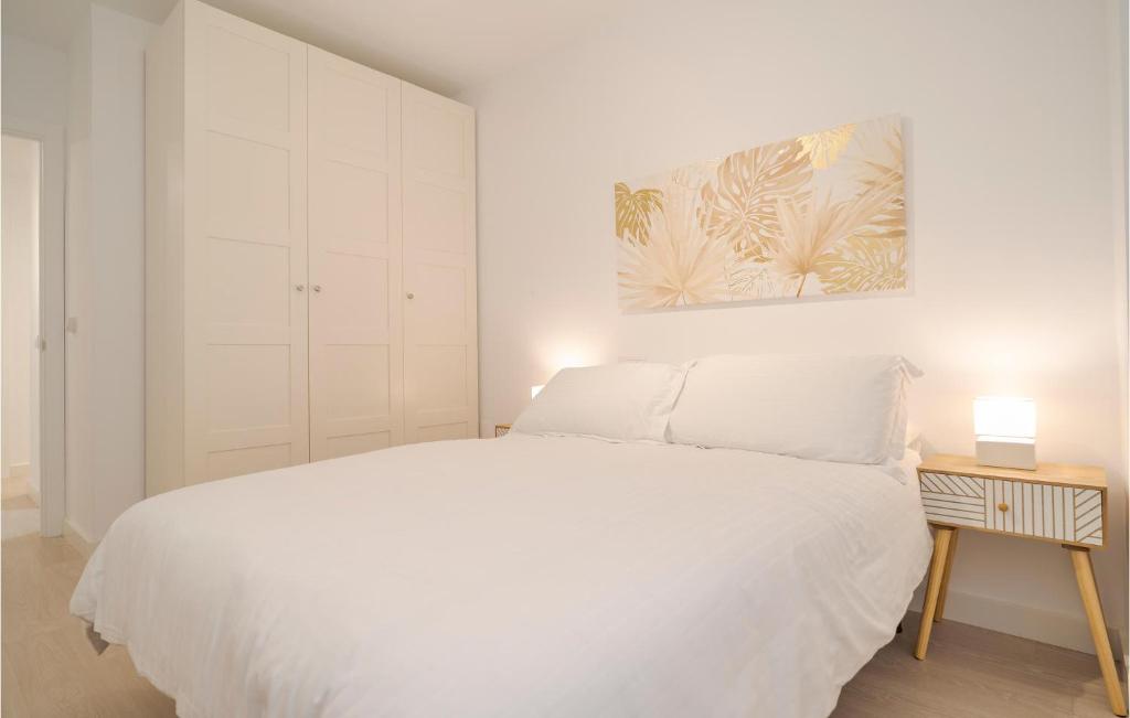 Posteľ alebo postele v izbe v ubytovaní 4 Bedroom Cozy Apartment In Málaga