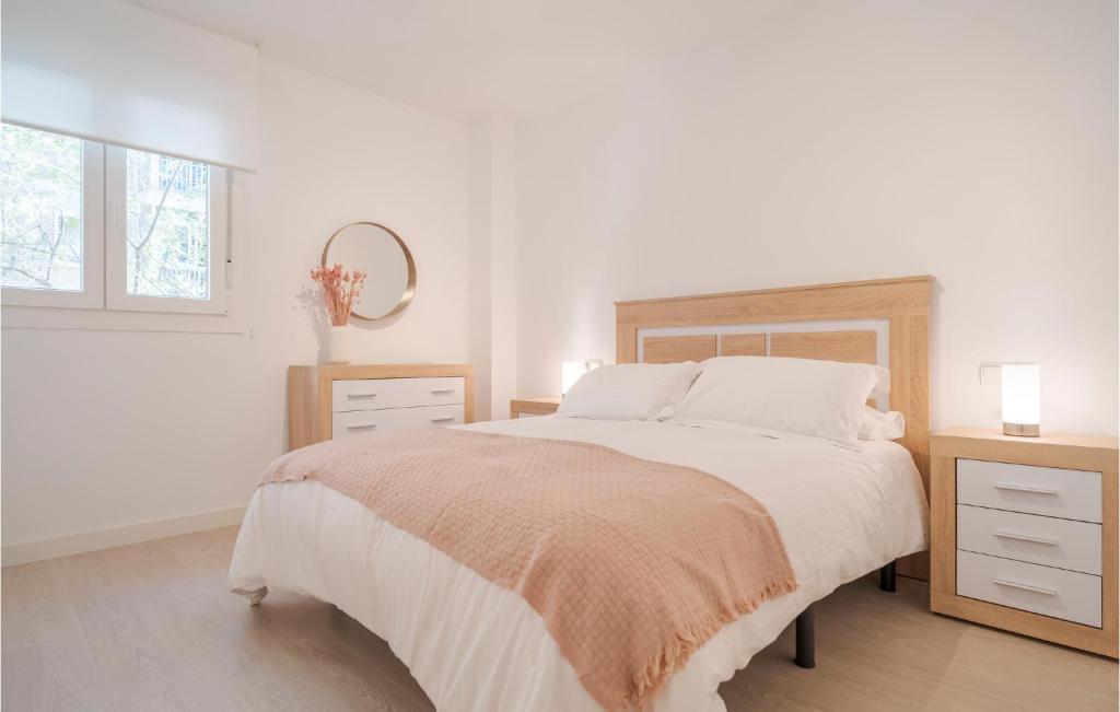Posteľ alebo postele v izbe v ubytovaní 4 Bedroom Cozy Apartment In Málaga
