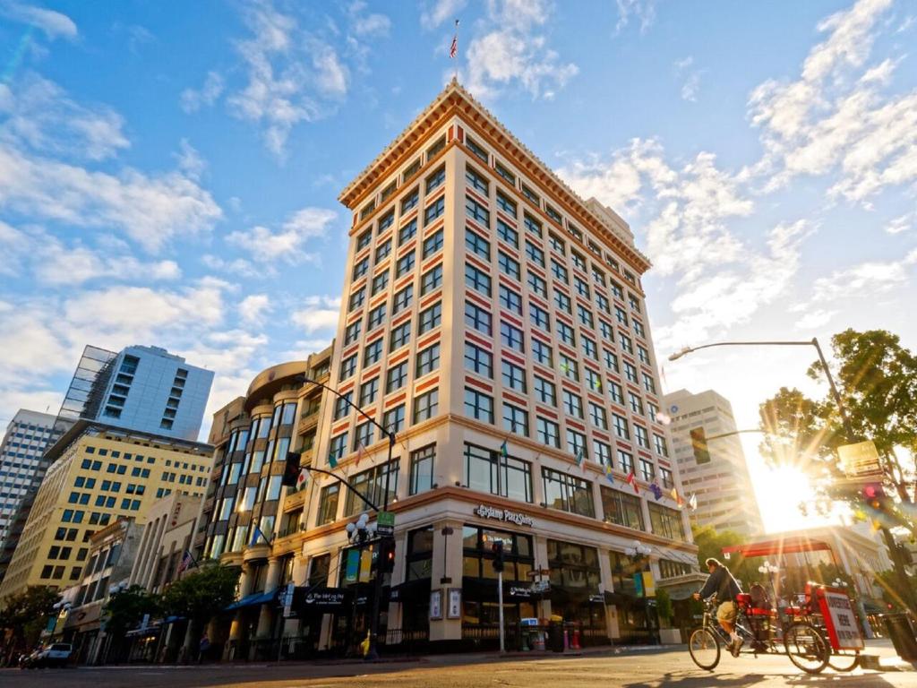 um edifício alto na esquina de uma rua da cidade em Gaslamp Plaza Suites em San Diego