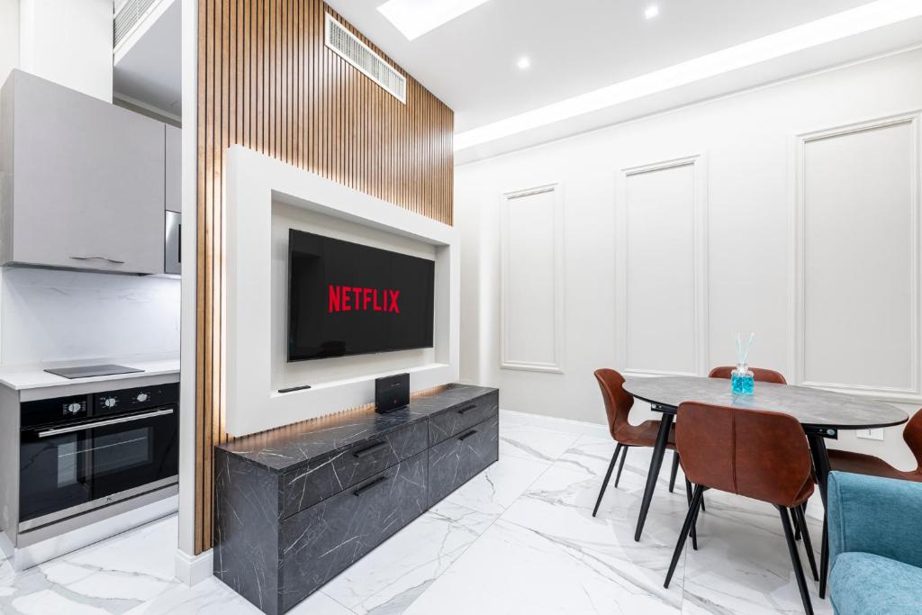 Una cocina o cocineta en 15 min Ponte Vecchio - Oltrarno Luxury Apartment