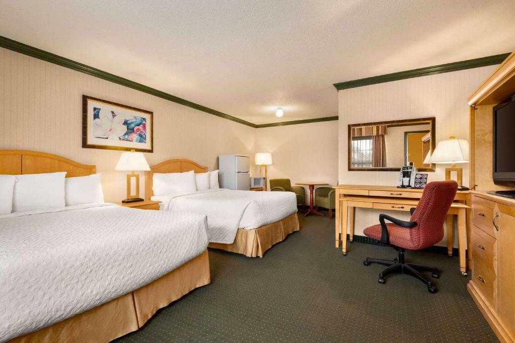 Postel nebo postele na pokoji v ubytování Travelodge by Wyndham Dawson Creek
