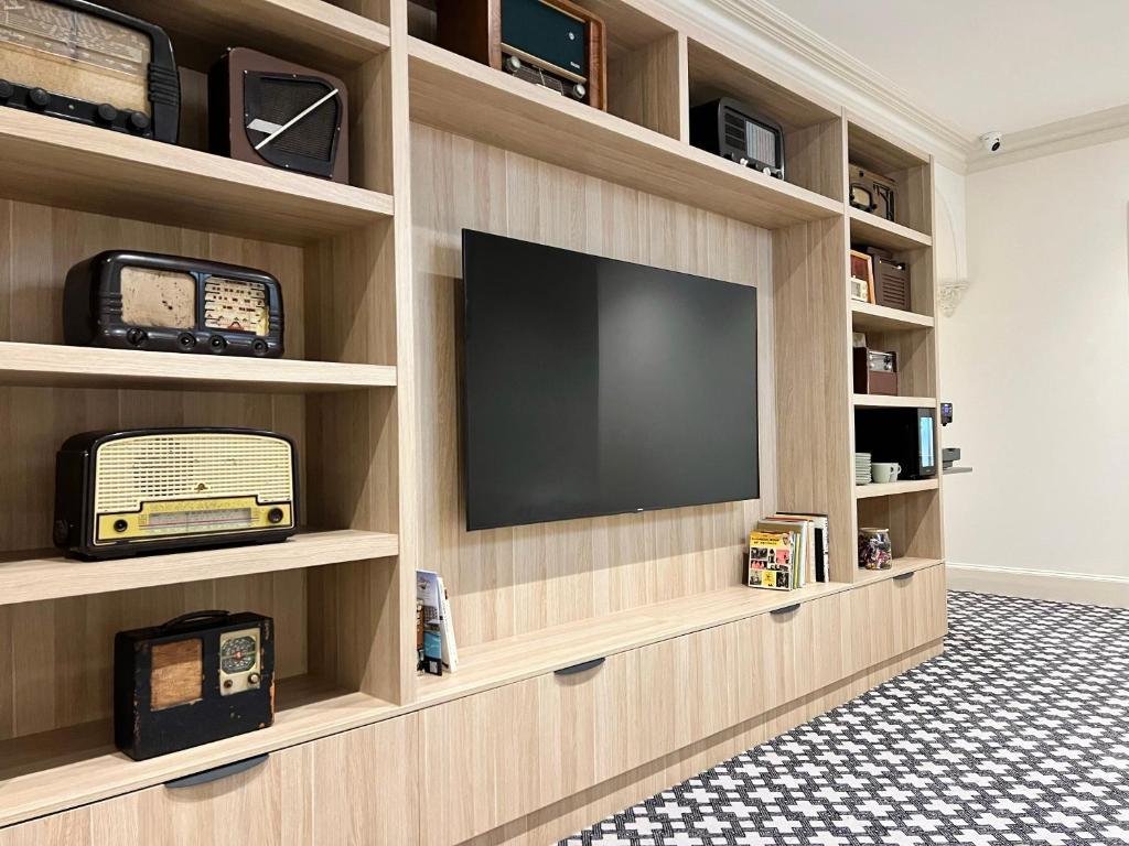 シドニーにあるTempe Hotel Sydneyの大型エンターテイメントセンター(薄型テレビ付)