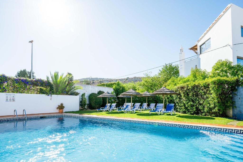 Bazén v ubytování Oasis Beach Apartments nebo v jeho okolí