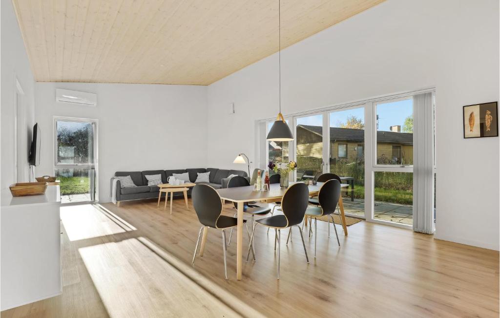 Lovely Home In Nexø With Wifi - Maison De Vacances De Trois Chambres