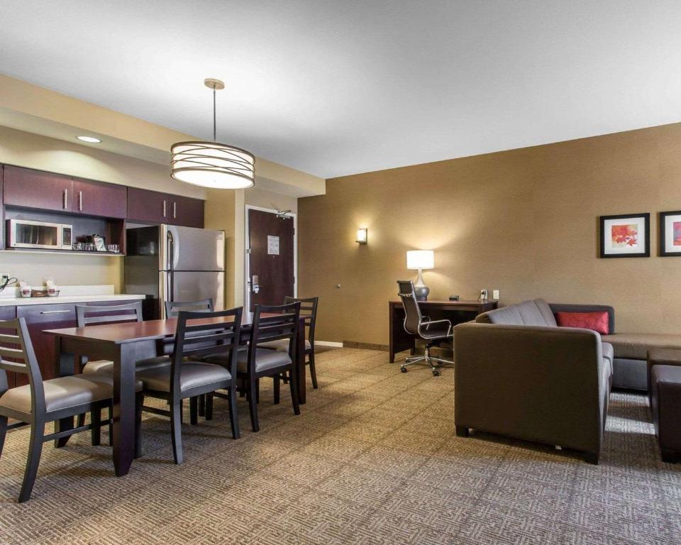 Comfort Suites-Youngstown North photo