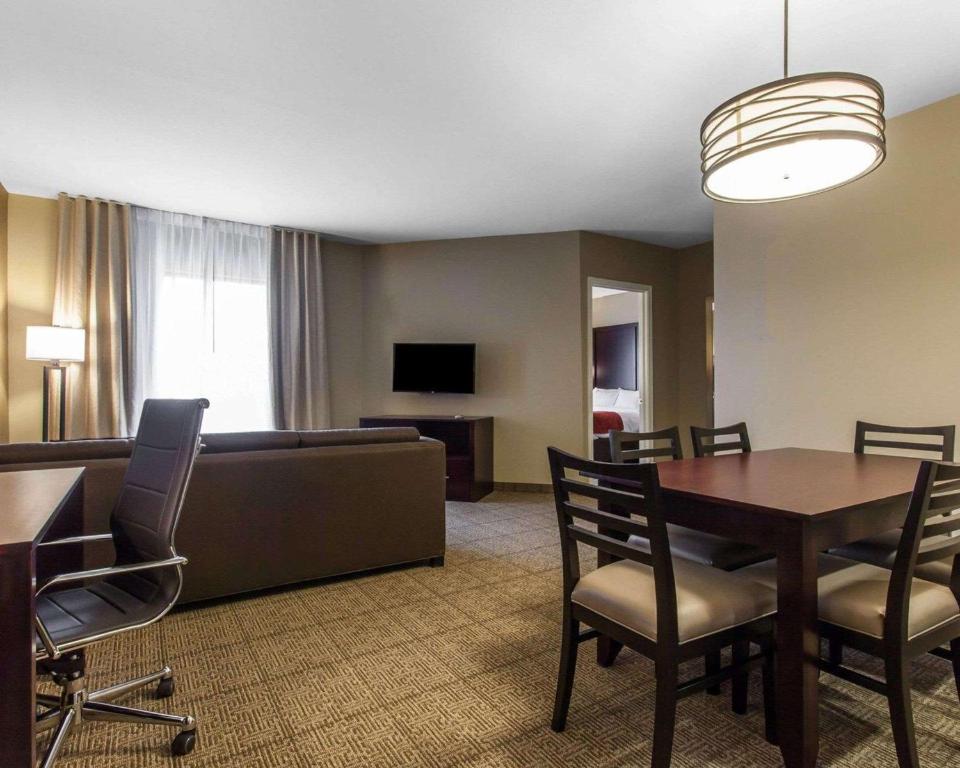 Comfort Suites-Youngstown North photo