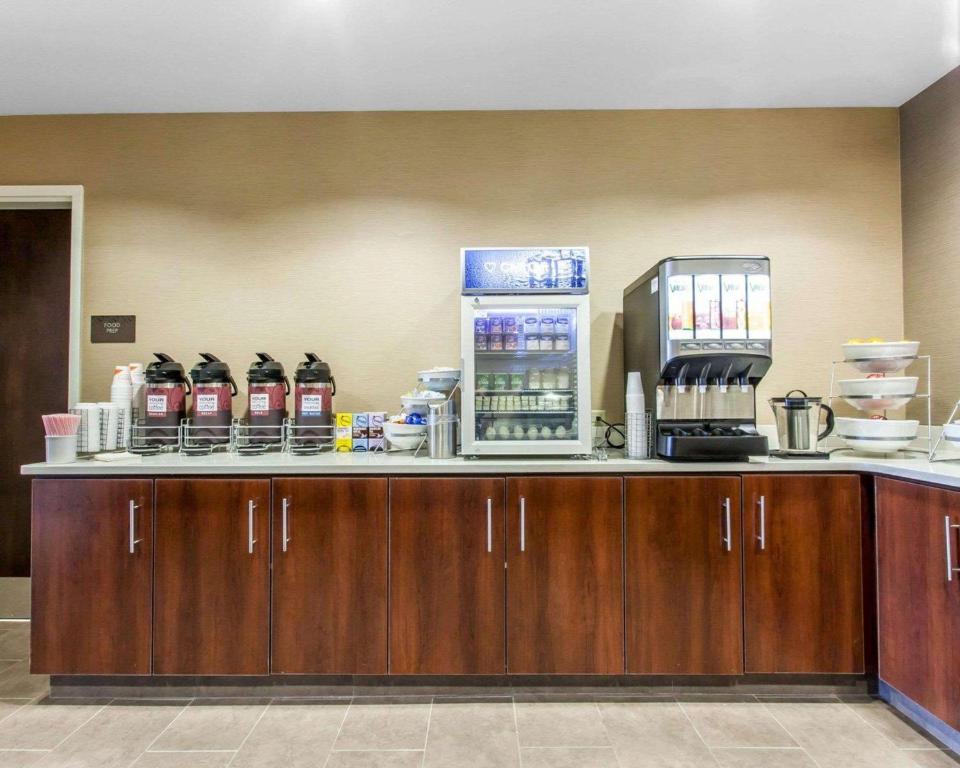 Comfort Suites-Youngstown North photo