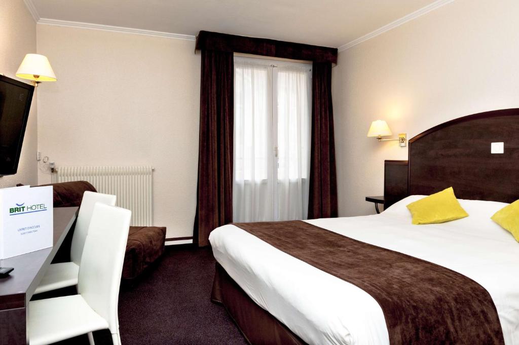 Postel nebo postele na pokoji v ubytování Brit Hotel Cahors - Le France