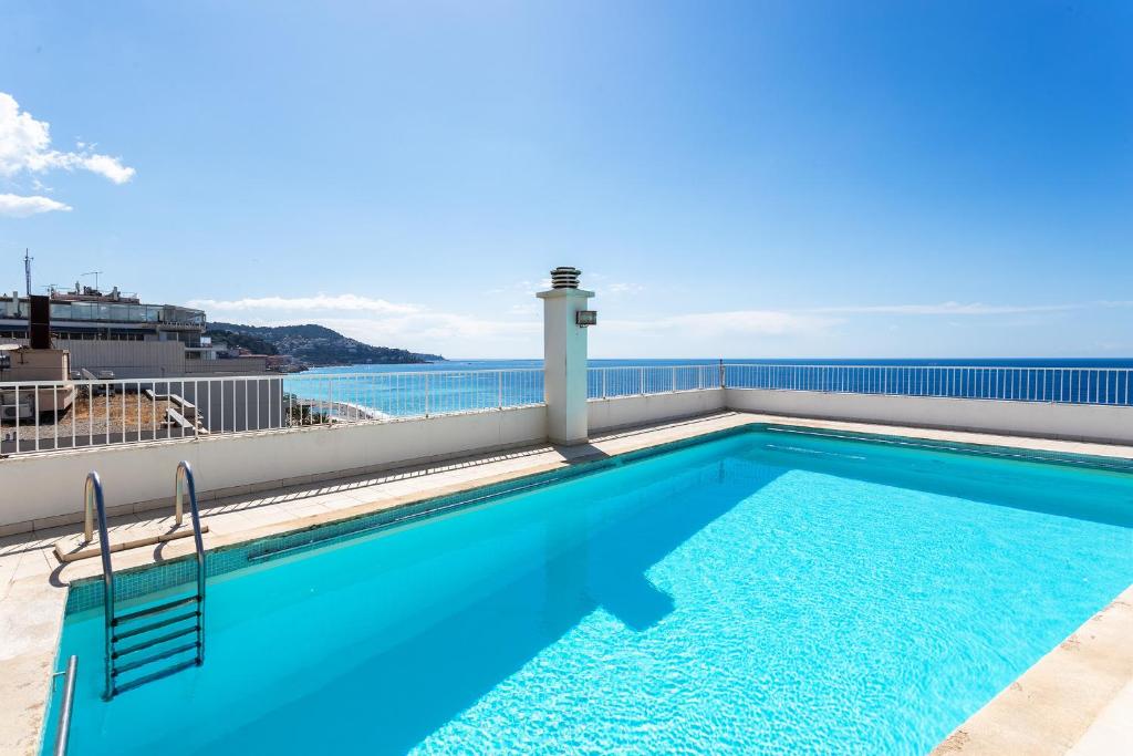 une piscine sur le toit d'un immeuble dans l'établissement Royal Luxembourg AP4397 By Riviera Holiday Homes, à Nice