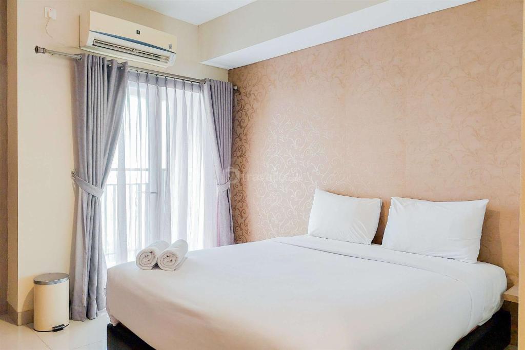 Postel nebo postele na pokoji v ubytování Homey and Comfort Stay Studio Atria Residences Gading Serpong Apartment By Travelio