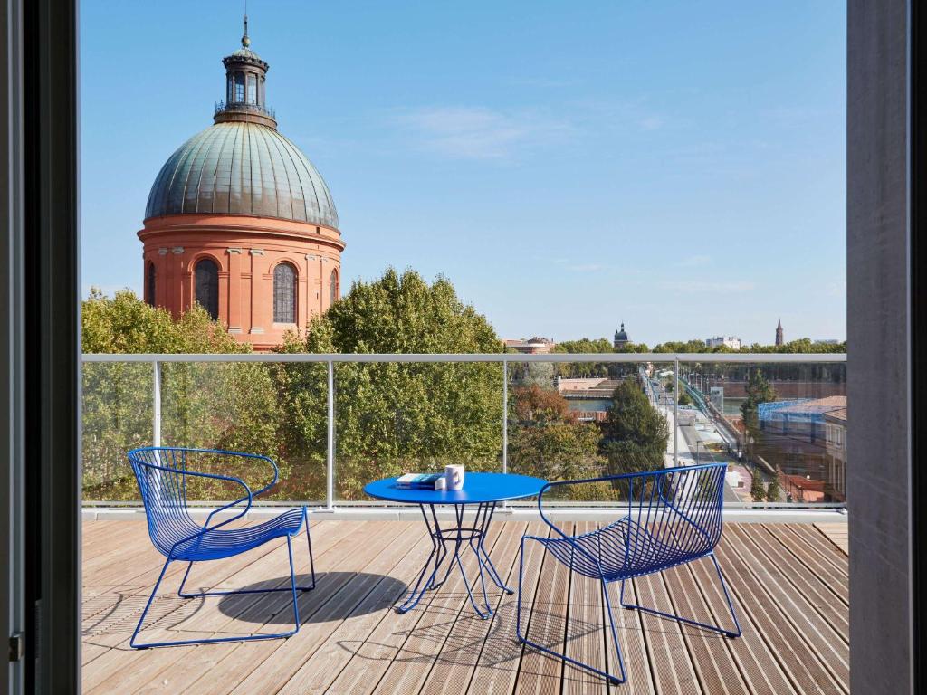 トゥールーズにあるAparthotel Adagio Original Toulouse Centre La Graveのバルコニー(テーブル、椅子付)